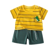 JESMARY – BỘ ĐỒ BÉ TRAI ÁO SỌC VÀNG & QUẦN NGẮN XANH RÊU HỌA TIẾT KHỦNG LONG SIÊU NGẦU